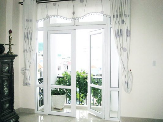 Cửa nhôm hai cánh mở quay được sử dụng khá phổ biến Cửa nhôm hai cánh mở quay được sử dụng khá phổ biến